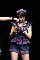 鼻リコーダーを披露する鍛治島彩。