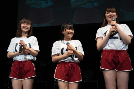 左から新倉愛海、島崎友莉亜、森永新菜。