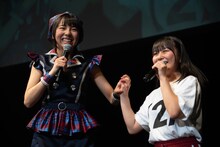 左から鍛治島彩、島崎友莉亜。