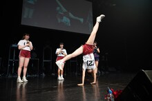 側転する新倉愛海。