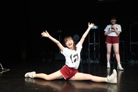 開脚する新倉愛海。