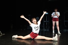 開脚する新倉愛海。