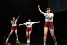 左から新倉愛海、島崎友莉亜、ラップで新メンバーを紹介する森永新菜。