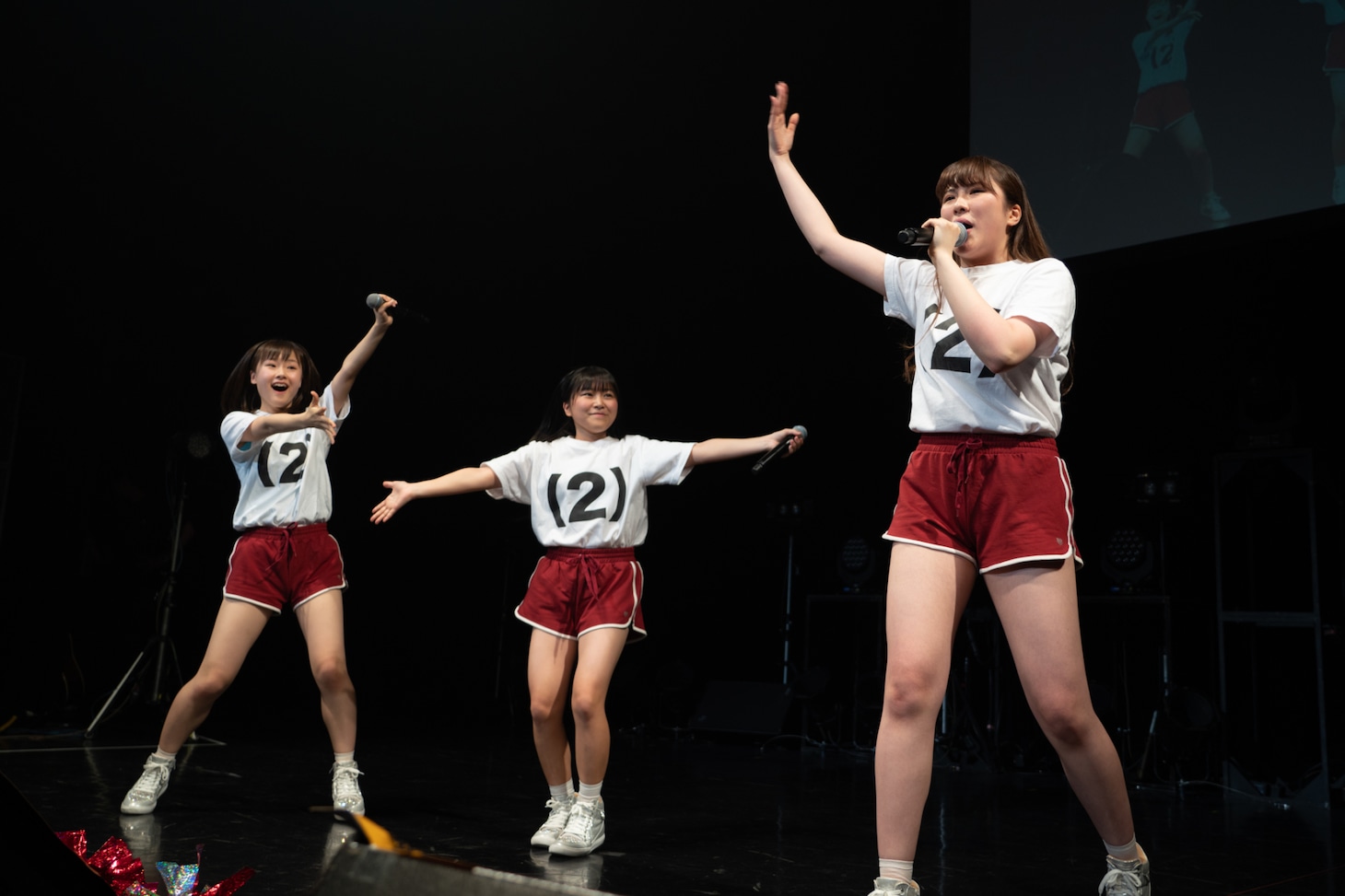 左から新倉愛海、島崎友莉亜、ラップで新メンバーを紹介する森永新菜。