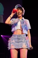 観客にプレゼントするダルマを手にする鍛治島彩。