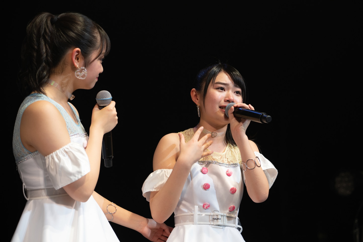 地元・静岡での凱旋公演が決まったことに感激する中川千尋と、それを見守る吉川茉優。