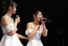 地元・静岡での凱旋公演が決まったことに感激する中川千尋と、それを見守る吉川茉優。