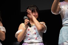 ツアー決定を知り、泣いてしまう島崎友莉亜。