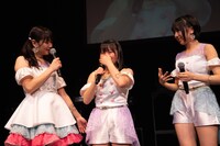 左から高萩千夏、島崎友莉亜、鍛治島彩。