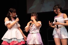 左から高萩千夏、島崎友莉亜、鍛治島彩。