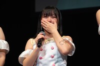 ツアー決定を知り、泣いてしまう島崎友莉亜。