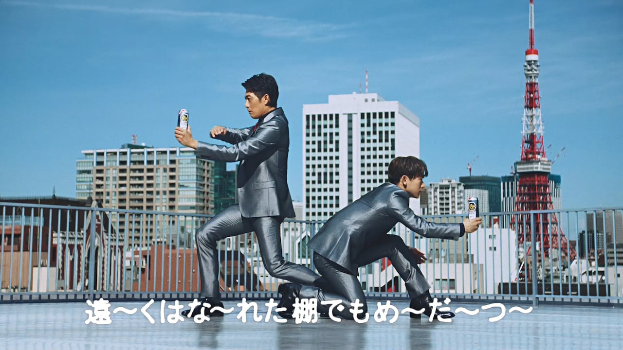 「マグナムドライ〈本辛口〉」の新テレビCM「帰ってきたマグナムドライ」のワンシーン。