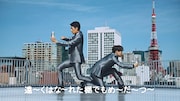 「マグナムドライ〈本辛口〉」の新テレビCM「帰ってきたマグナムドライ」のワンシーン。