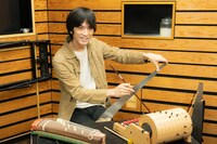 ノコギリの演奏方法を実演。