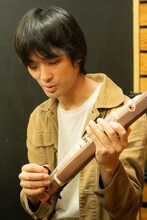 ミニ琴を演奏するトクマルシューゴ。