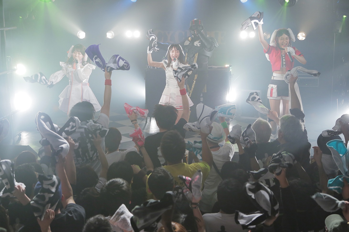 「DESURABBITS ワンマンLIVE兎革命 vol.1-卒業少女-」の様子。（photo by Daiki Tajima）