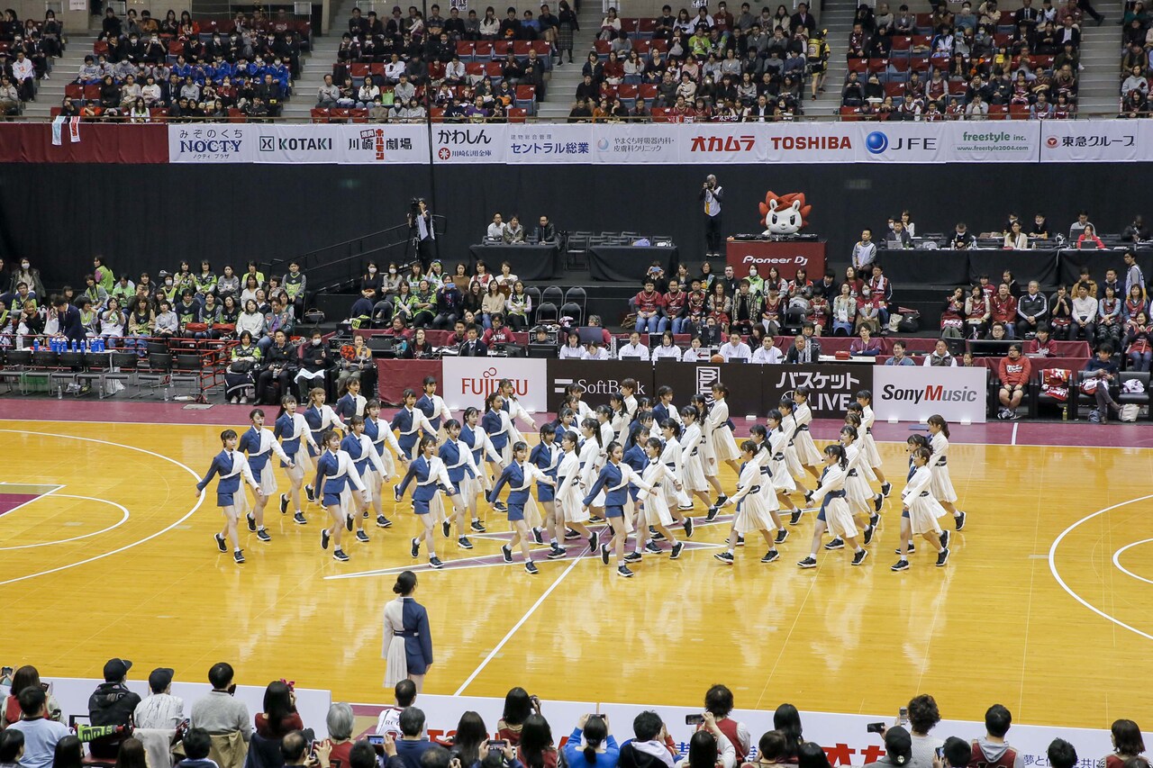 ラストアイドルが出演したB.LEAGUEの川崎ブレイブサンダース対レバンガ北海道戦のハーフタイムショーの様子。（photo by Yoshifumi Shimizu）