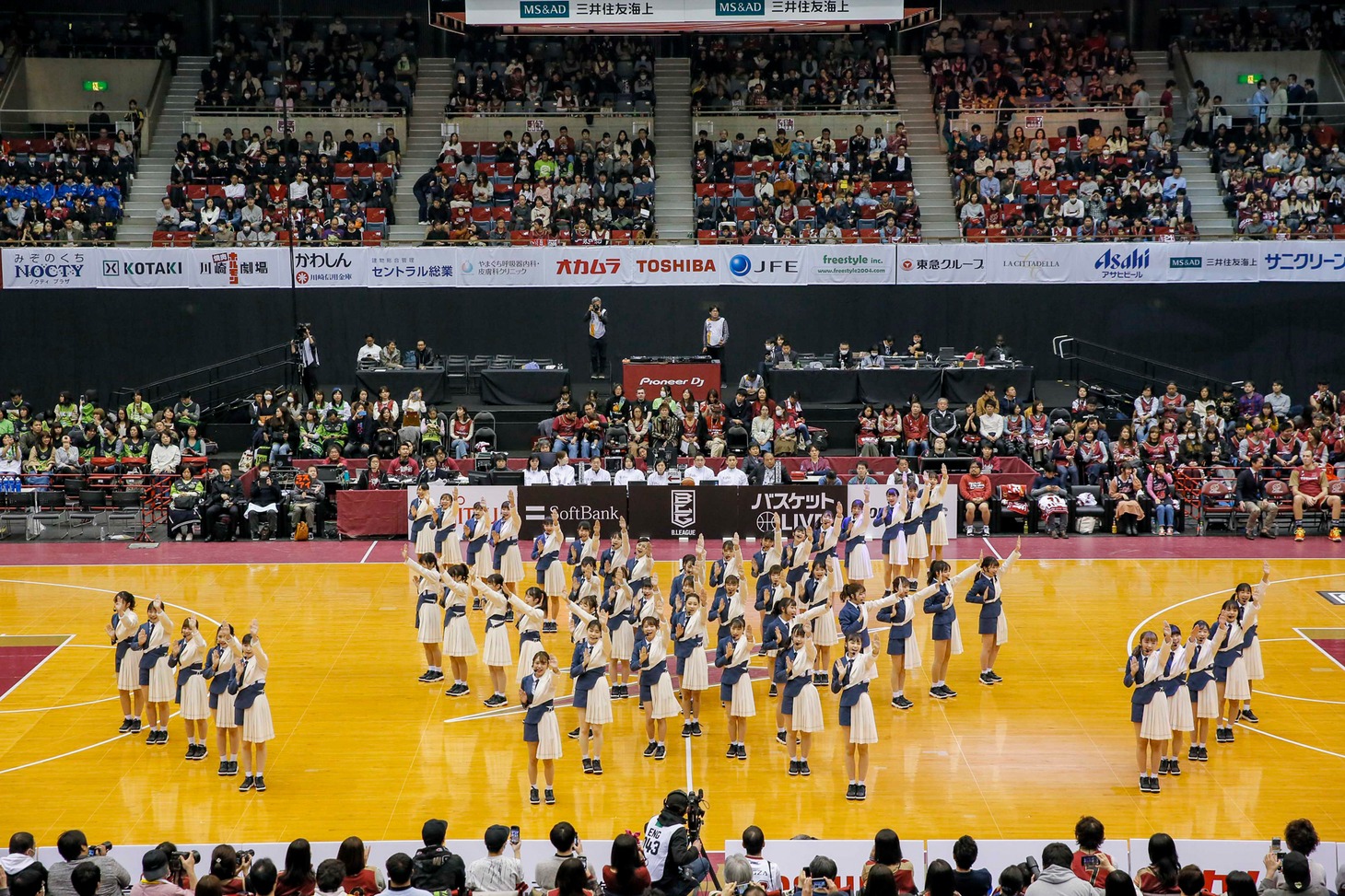 ラストアイドルが出演したB.LEAGUEの川崎ブレイブサンダース対レバンガ北海道戦のハーフタイムショーの様子。（photo by Yoshifumi Shimizu）