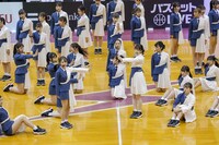 ラストアイドルが出演したB.LEAGUEの川崎ブレイブサンダース対レバンガ北海道戦のハーフタイムショーの様子。（photo by Yoshifumi Shimizu）