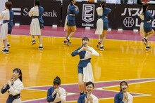 ラストアイドルが出演したB.LEAGUEの川崎ブレイブサンダース対レバンガ北海道戦のハーフタイムショーの様子。（photo by Yoshifumi Shimizu）