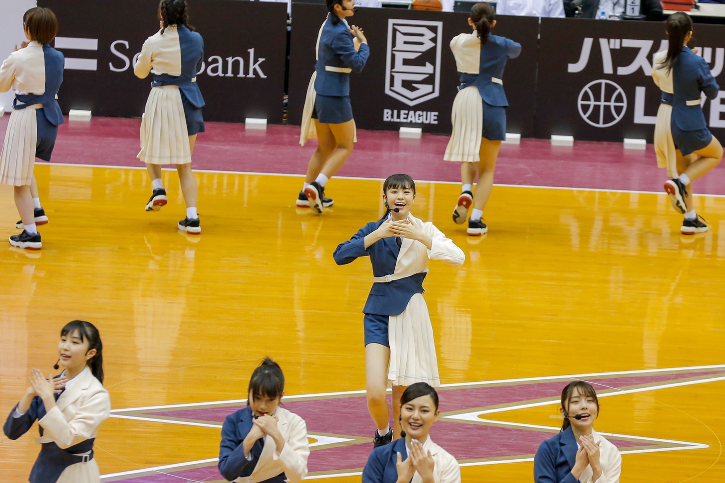ラストアイドルが出演したB.LEAGUEの川崎ブレイブサンダース対レバンガ北海道戦のハーフタイムショーの様子。（photo by Yoshifumi Shimizu）