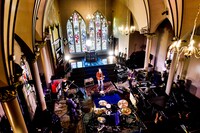 教会でライブをするSuchmos。