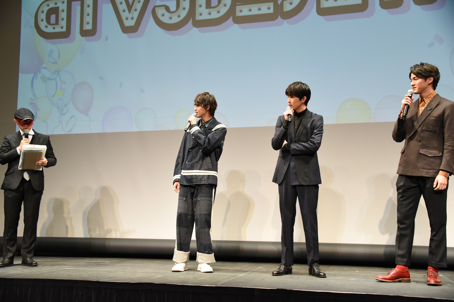 ゲッターズ飯田（左）の占いに耳を傾ける（左2番目から）松尾太陽（超特急）、杉野遥亮、甲斐翔真。
