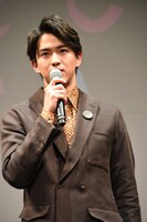 劇中の“けだキュン”シーンを再現する甲斐翔真。