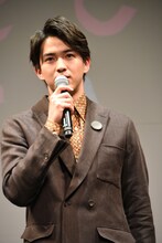 劇中の“けだキュン”シーンを再現する甲斐翔真。