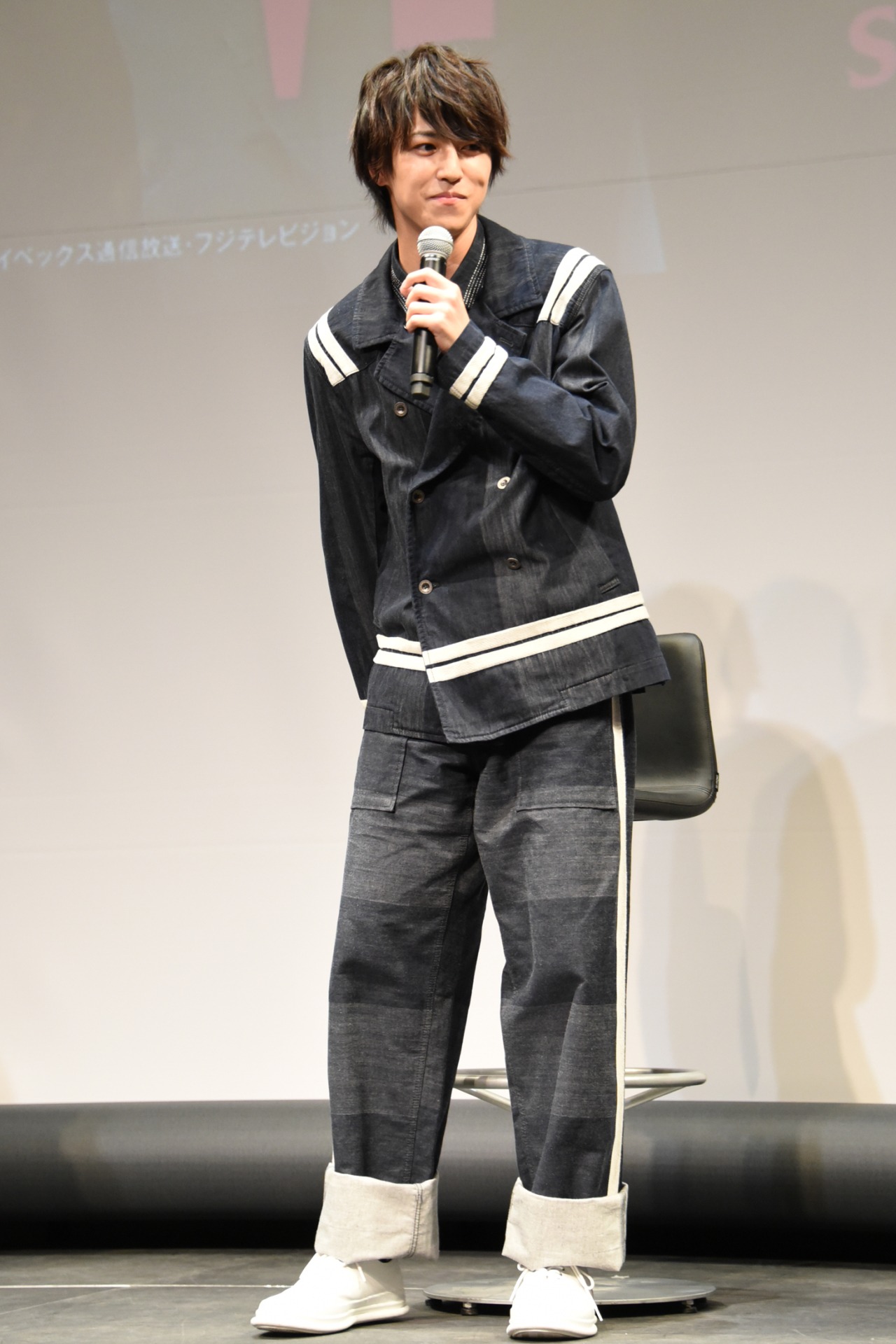 セリフを言い終え、自分の席に戻る松尾太陽（超特急）。