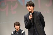 “けだキュン”シーンを再現する杉野遥亮（手前）と、耳を傾ける松尾太陽（超特急）。