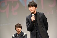 “けだキュン”シーンを再現する杉野遥亮（手前）と、耳を傾ける松尾太陽（超特急）。