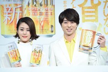 左から高畑充希、櫻井翔（嵐）