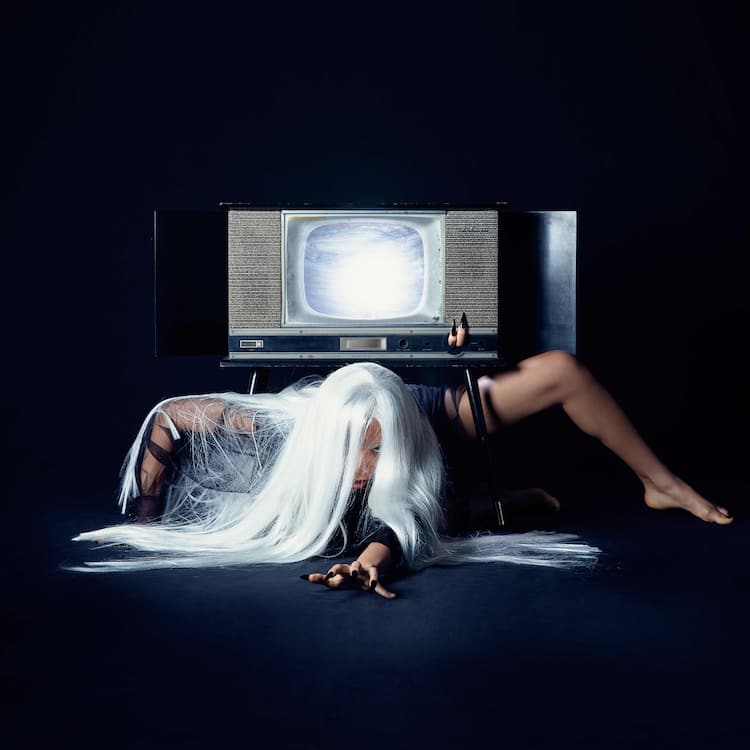 女王蜂が映画 リング 主題歌をカバー 貞子の呪いを拡げるお手伝い コメントあり 音楽ナタリー