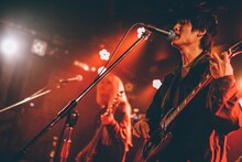 小室ぺい（Vo, G）（撮影：西槙太一）