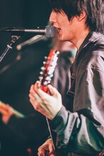 小室ぺい（Vo, G）（撮影：西槙太一）