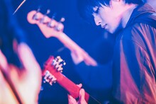 小室ぺい（Vo, G）（撮影：西槙太一）