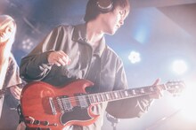 小室ぺい（Vo, G）（撮影：西槙太一）