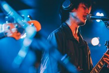 小室ぺい（Vo, G）（撮影：西槙太一）