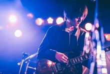 小室ぺい（Vo, G）（撮影：西槙太一）