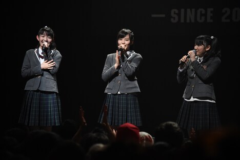 左から麻生真彩、新谷ゆづみ、日高麻鈴。