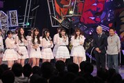 AKB48とダウンタウン。 (c)フジテレビ