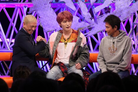 松本人志（左）と対決するジェジュン（中央）。 (c)フジテレビ