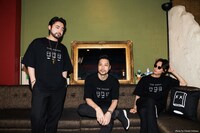 オフィシャルグッズを着用したTHE XXXXXX。