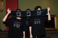 オフィシャルグッズを着用したTHE XXXXXX。