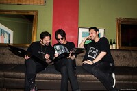 オフィシャルグッズを着用したTHE XXXXXX。