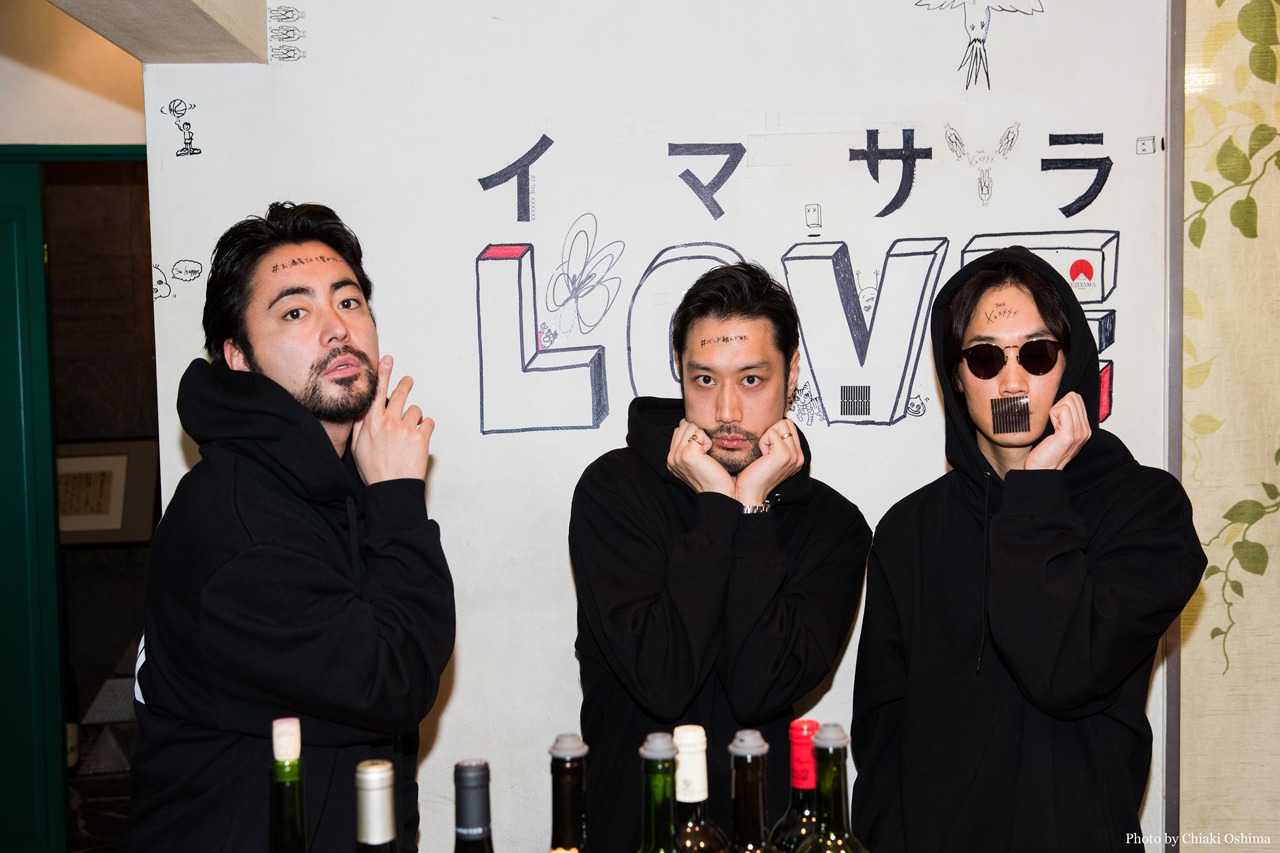 オフィシャルグッズを着用したTHE XXXXXX。
