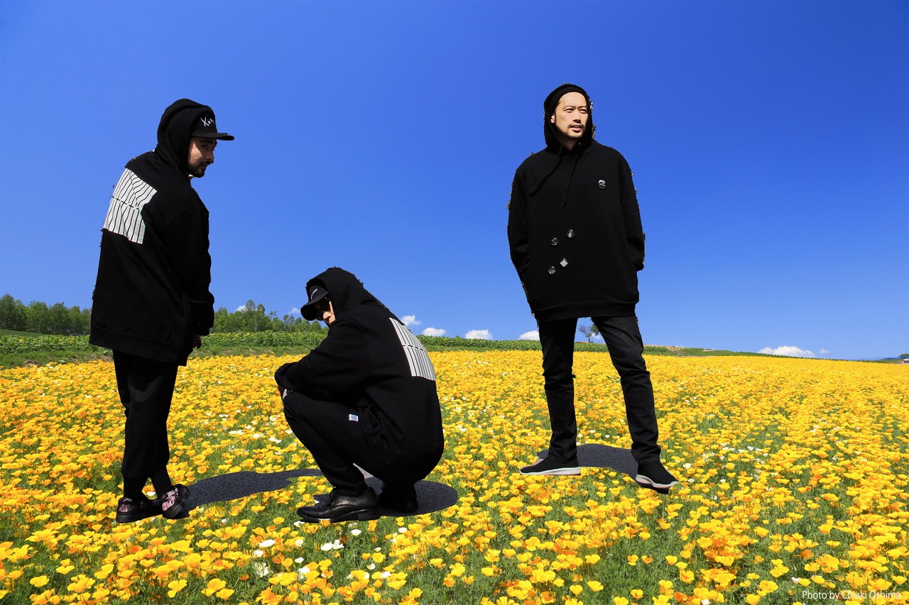 オフィシャルグッズを着用したTHE XXXXXX。