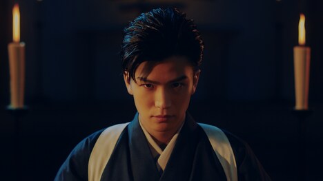 「コロロ」新CM「居合斬り」編のワンシーン。