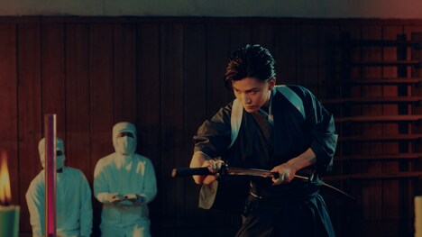 「コロロ」新CM「居合斬り」編のワンシーン。